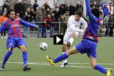 Maik Blankenhorn - langj�hriger Trainer am Deutschen Fu�ball Internat - und Michael Kokocinski - aktueller Spieler der Regionalliga Mannschaft von 1860 Rosenheim - trainieren mit den Internatssch�lern das Schnelligkeit und im Anschluss Passspiel.